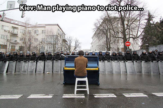 funny-picture-man-playing-piano-Kiev-police.jpg