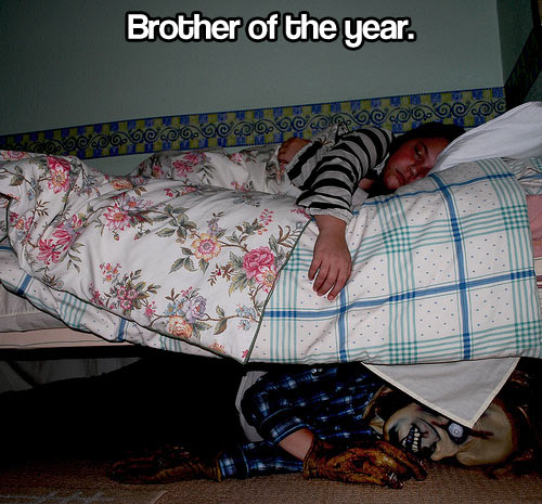 funny-picture-sleeping-brother-bed-monster