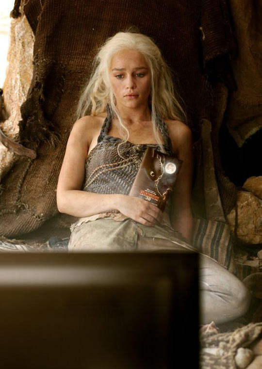 funny-picture-Daenerys-watching-movie-Dragon