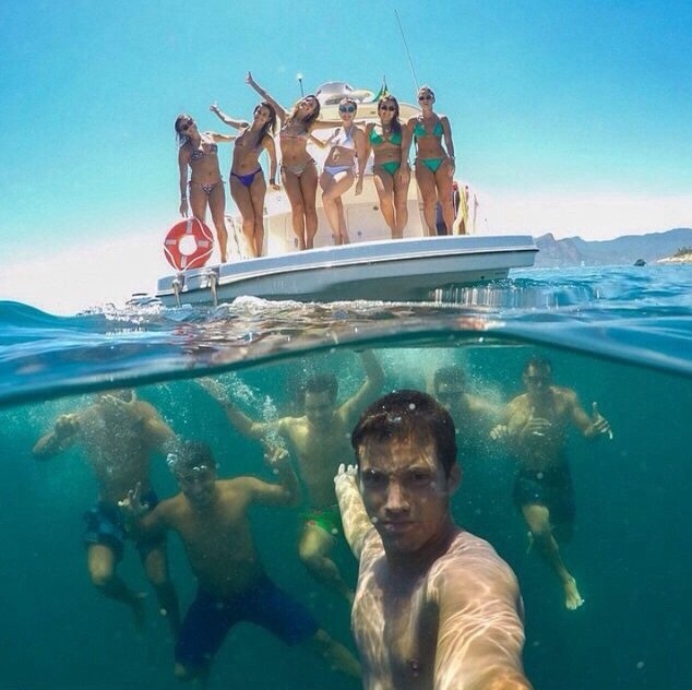 best-group-selfie-underwater