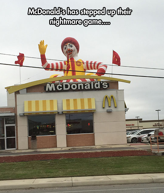 funny-Ronald-McDonald-inflatable-balloon-scary