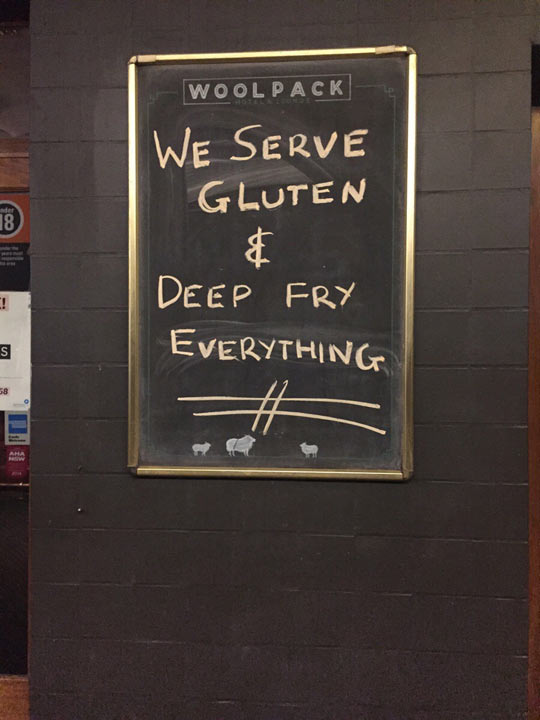 funny-serve-gluten-bar-pub-deep-fry